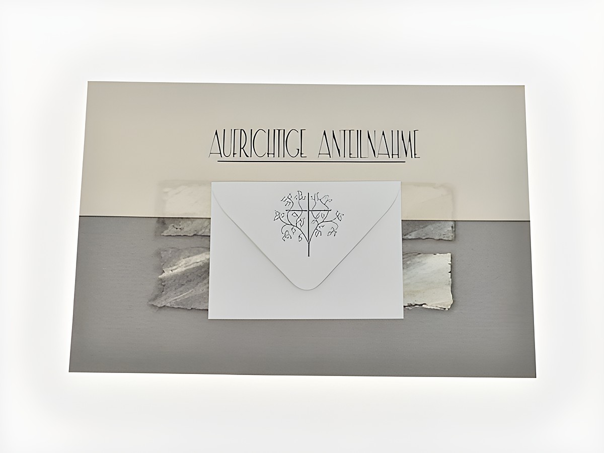 Trauerkarte in grau mit der Aufschrift "Aufrichtige Anteilnahme" und einem gefalteten Umschlag, der mit einem dezenten Baum-Motiv verziert ist, vom Hersteller Juwelier Harnisch.