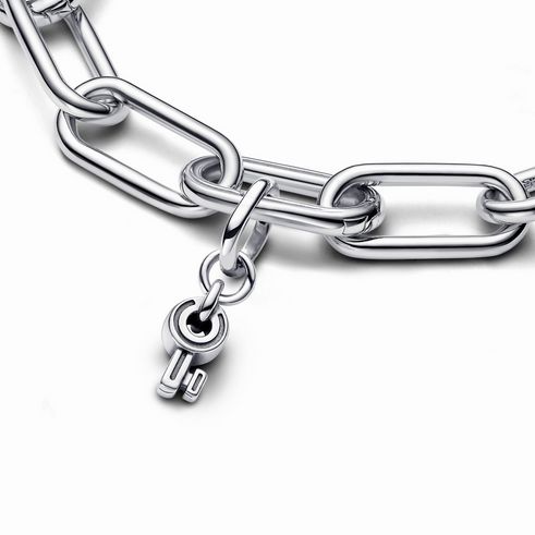 Der Schlüssel Mini-Charm-Anhänger aus Sterling Silber von Pandora ME hängt an einer modernen Gliederkette und verleiht dem Schmuckstück eine elegante Note.