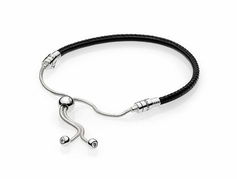 PANDORA Moments Sliding Leather Bracelet in Schwarz, 28 cm, mit glatten Lederbändern und silbernen Details, elegantes und vielseitiges Armband für jeden Anlass.