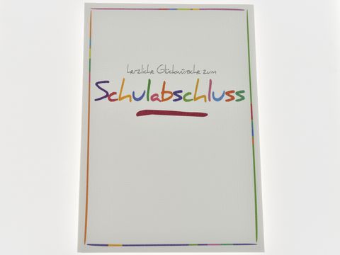 Bunte Grußkarte des Herstellers Juwelier Harnisch mit dem textlichen Inhalt herzliche Glückwünsche zum Schulabschluss in bunten, verspielten Buchstaben auf hellem Hintergrund.