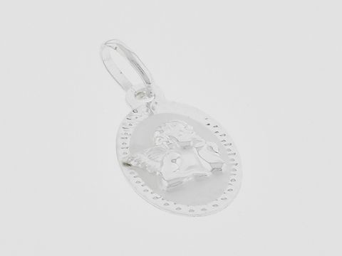 Silber Anhänger oval aus Silber mit einem Schutzengel, gefertigt von Juwelier Harnisch, zeigt einen detaillierten Engel in einer schützenden Pose. Ideal für persönlichen Schmuck.
