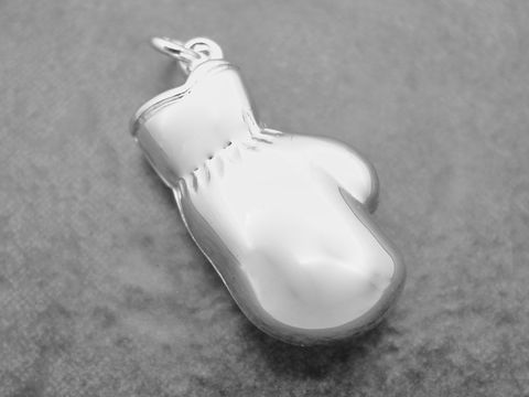 Boxhandschuh Anhänger aus Sterling Silber, sportliches Design, hergestellt von Juwelier Harnisch, ideal für Sportliebhaber und Boxfans als stilvolles Schmuckstück.