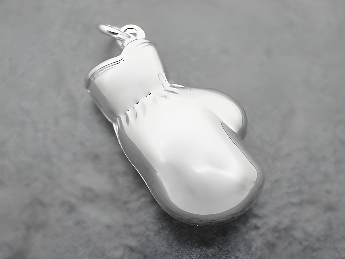 Boxhandschuh Anhänger aus Sterling Silber, sportliches Design, hergestellt von Juwelier Harnisch, ideal für Sportliebhaber und Boxfans als stilvolles Schmuckstück.