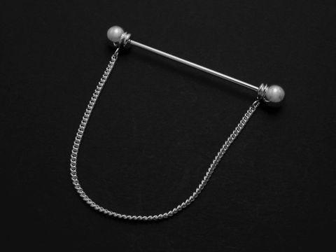 Kragenstäbchen mit Kette in Rundform, versilbert, Maße 50,2 x 1,2 mm, edles Design von Juwelier Harnisch, ideal für besondere Anlässe oder als modisches Accessoire.