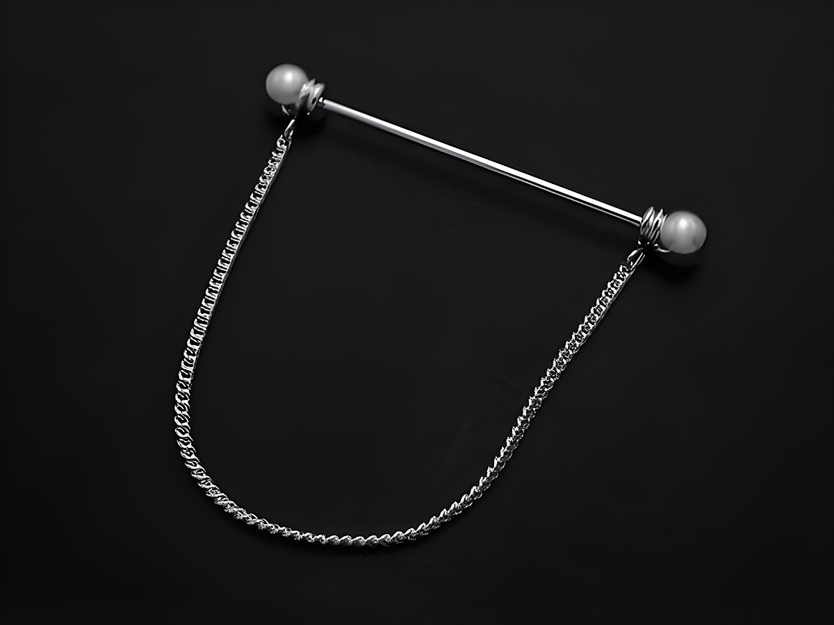 Kragenstäbchen mit Kette in Rundform, versilbert, Maße 50,2 x 1,2 mm, edles Design von Juwelier Harnisch, ideal für besondere Anlässe oder als modisches Accessoire.