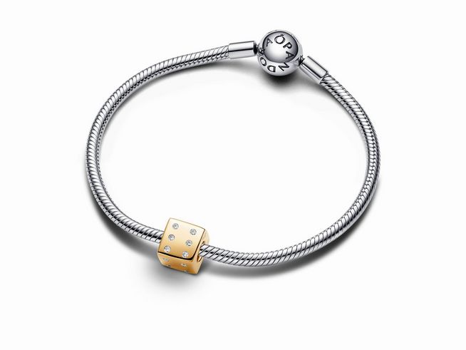 Ein eleganter Pandora Armband mit einem funkeln Würfel Charm in gelbgold vergoldet, verziert mit klaren Zirkonia, kombiniert mit einem silbernen Armband und einem charakteristischen Verschluss.
