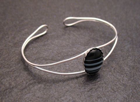 Sardonyx schwarz Cabochon Sterling Silber Armreif 16cm von Juwelier Harnisch, zartes Design mit gefasstem Cabochon und offenem Armreif, Umfang 16 cm.