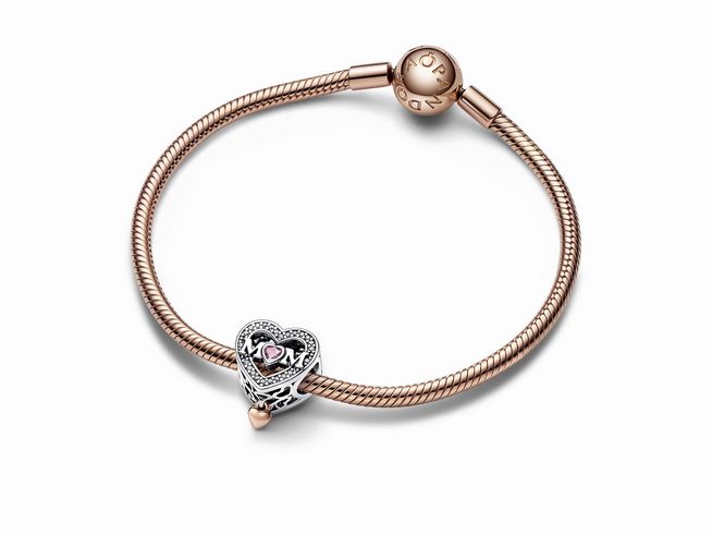 Armbanduhr mit roségoldfarbener Kette und einem herzförmigen Charm aus Sterling Silber mit rosegoldfarbener Vergoldung, geprägt mit dem Wort "MOM" und einem kleinen Anhänger.
