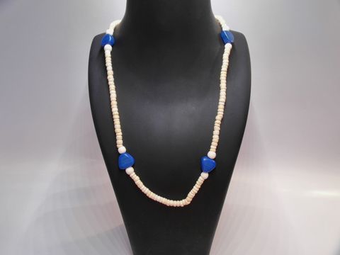 Holzkette Multiform 24 mm naturbraun-blau 80 cm aus Holz von Juwelier Harnisch mit bunten Elementen, elegant präsentiert an einem schwarz matten Schmuckständer.