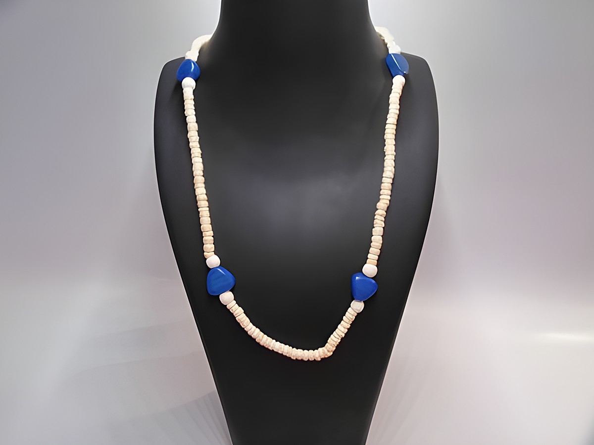 Holzkette Multiform 24 mm naturbraun-blau 80 cm aus Holz von Juwelier Harnisch mit bunten Elementen, elegant präsentiert an einem schwarz matten Schmuckständer.