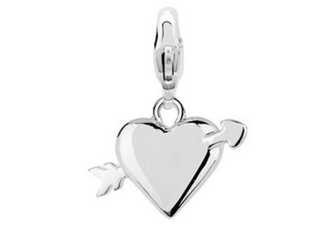 Silberner Charm von Ti Sento mit einem Herz und einem Pfeil, symbolisiert Liebe und Leidenschaft, ideal für persönliche Armbänder und zum Schenken.