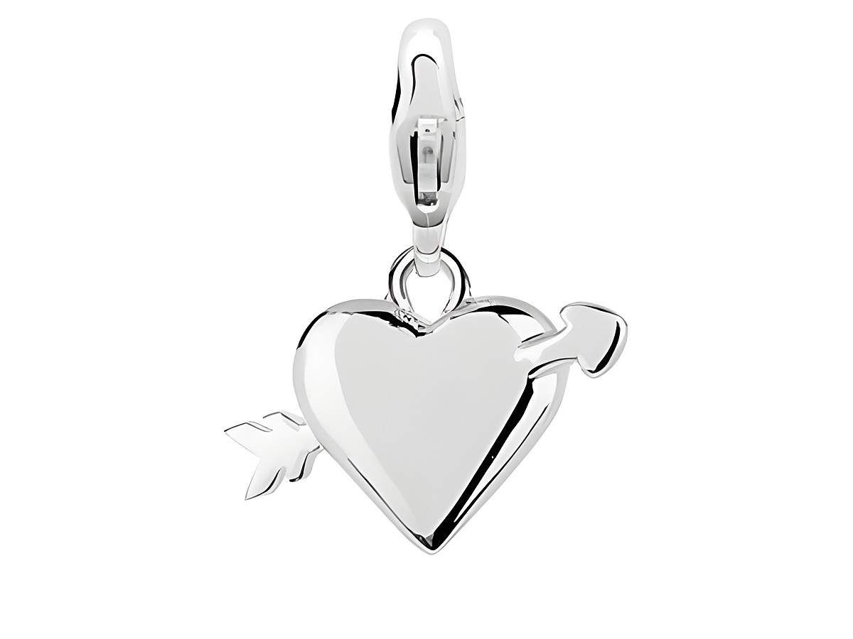 Silberner Charm von Ti Sento mit einem Herz und einem Pfeil, symbolisiert Liebe und Leidenschaft, ideal für persönliche Armbänder und zum Schenken.