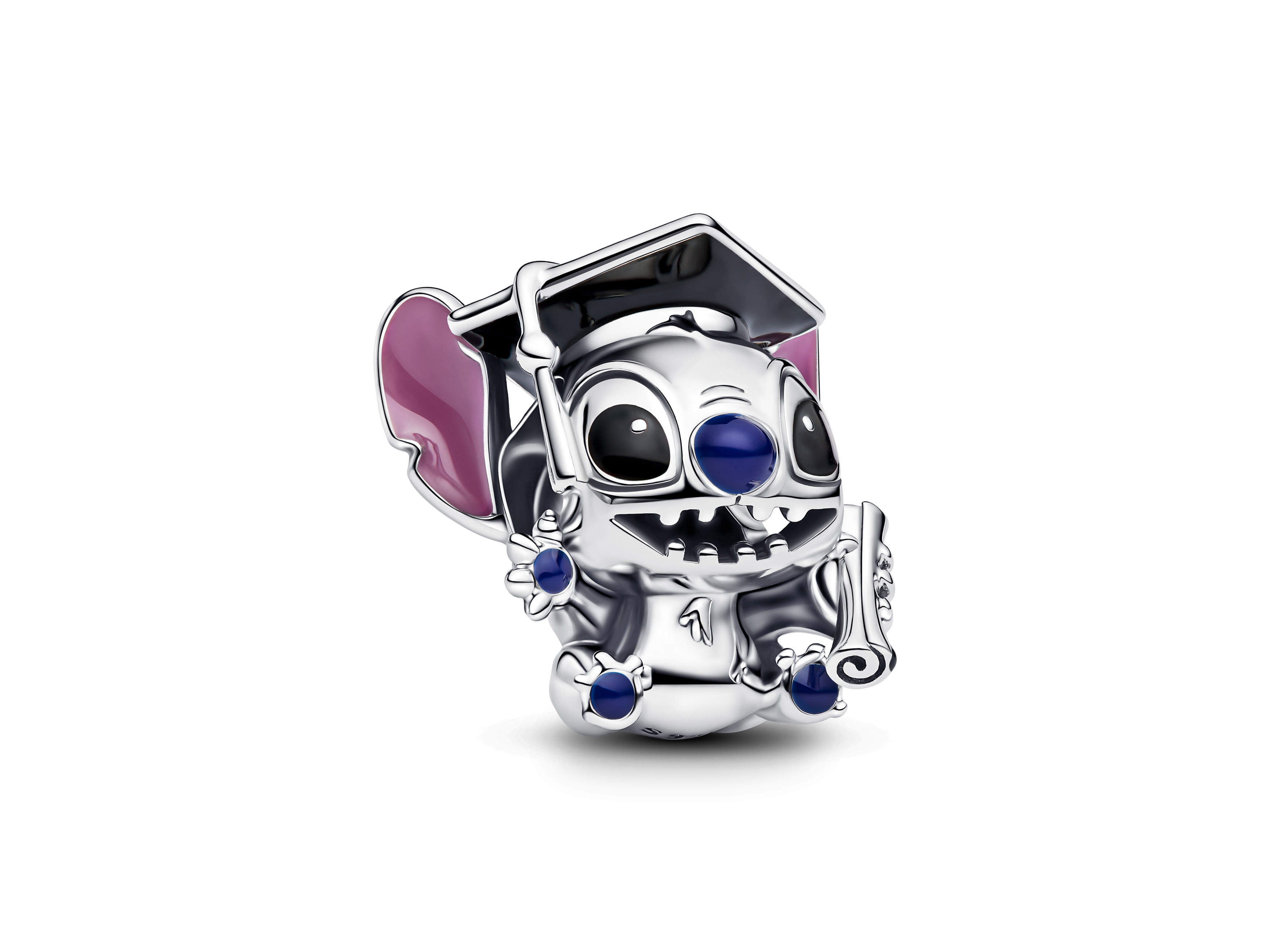 Charm von Pandora in Form von Disney Stitch mit Abschlussmütze und Urkunde, aus Sterling Silber und buntem Emaille, ideal für Schmuckliebhaber und Disney-Fans.
