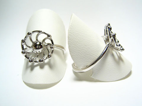 Silber Ring rhodiniert rundlich Gr. verstellbar Hersteller Juwelier Harnisch ohne Stein elegant und filigran auf einem weißen Präsentationsstütz.