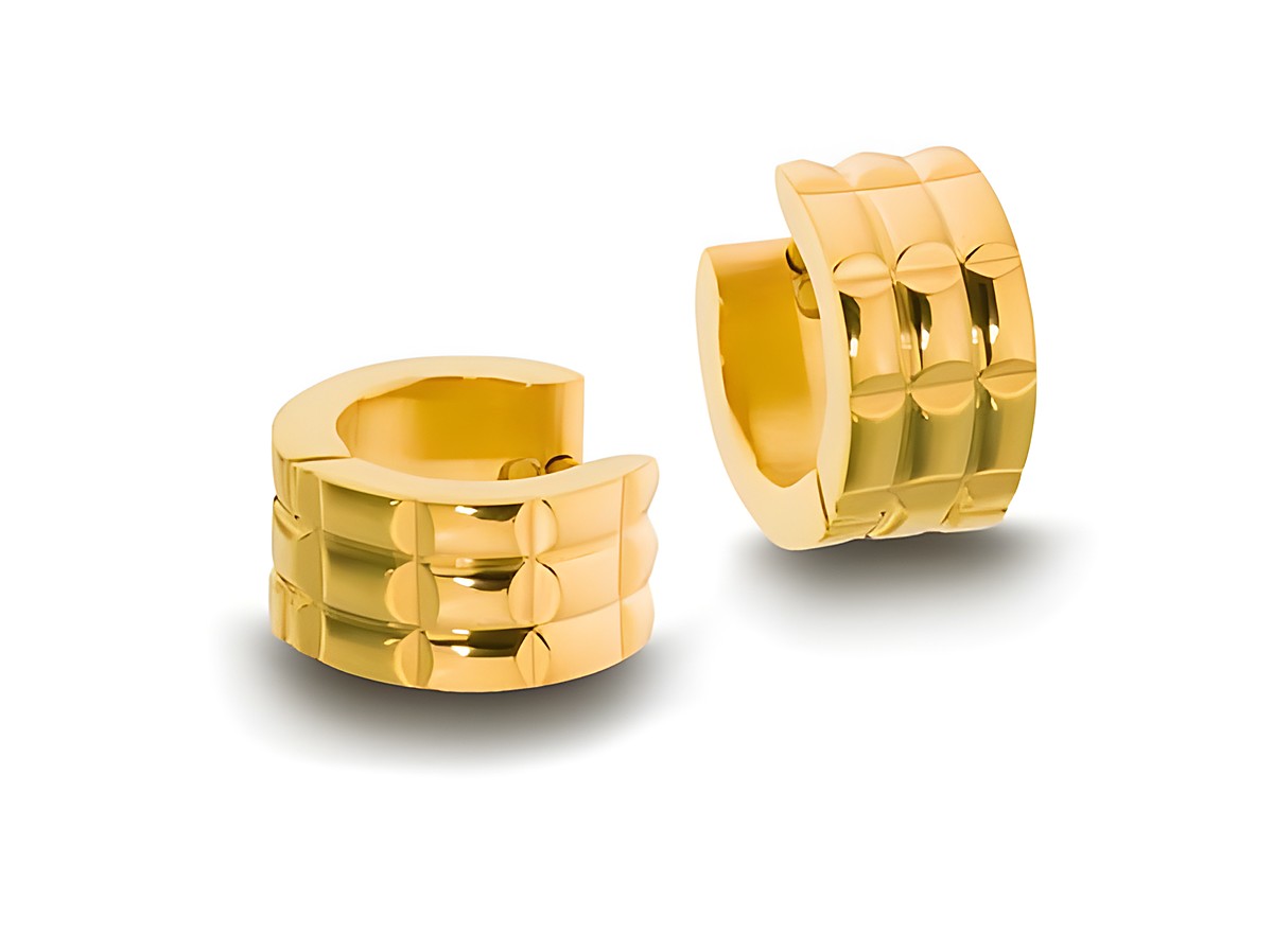 Edelstahl Creolen in Karooptik mit einem Durchmesser von 1,4 cm und einer Breite von 6,9 mm, goldfarben, hergestellt von Juwelier Harnisch.