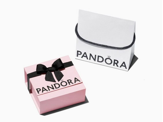 Pandora Premium Geschenk-Umverpackung in Rosa Pink mit schwarzem Band, 12 cm, von Pandora, neuheiten, neben einer weißen Verpackung mit schwarzem Verschluss.