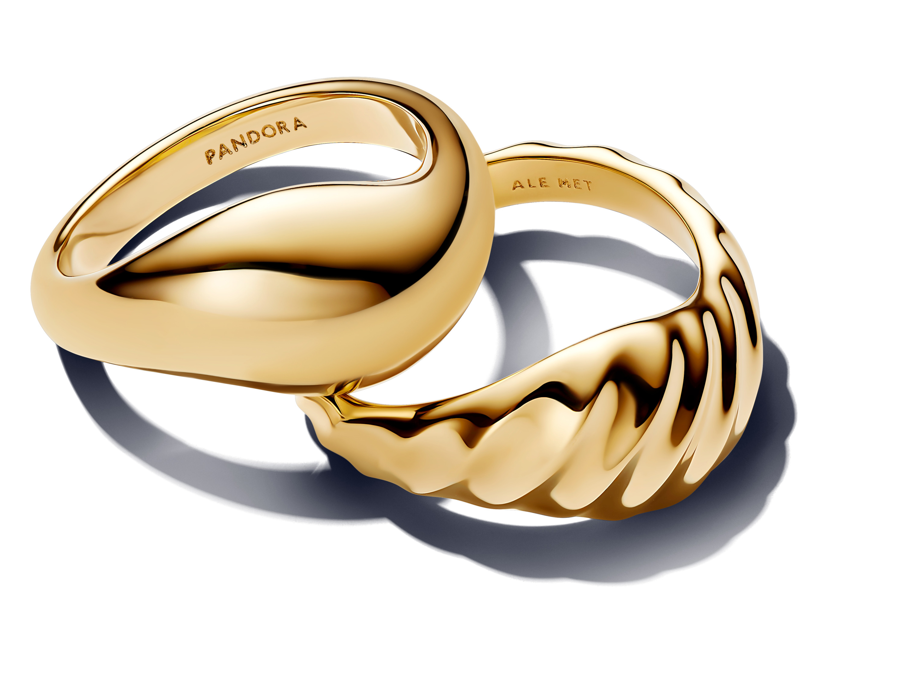 Zwei elegante Pandora Stapelringe in Gelbgold Vergoldung, einer mit glatter, polierter Oberfläche und der andere mit einer gestreiften Struktur, Größe 60.