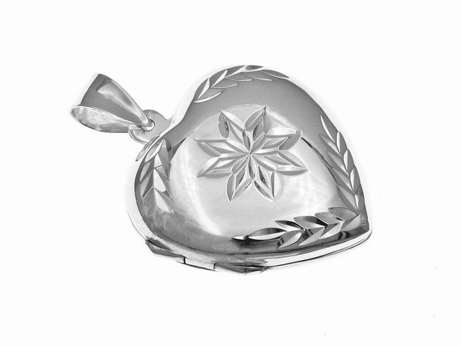 Medaillon in Herzform aus Silber mit einer Blüte und eleganten Sternen sowie Blattverzierungen, geeignet für zwei Bilder, hergestellt von Juwelier Harnisch.