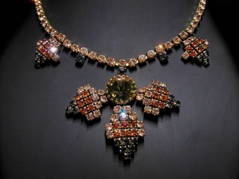 Pompöse Strasskette aus buntem Strassschmuck in goldfarbener Fassung, Länge 41-44 cm, Hersteller Juwelier Harnisch, mit funkelnden Details und einem zentralen Stein.
