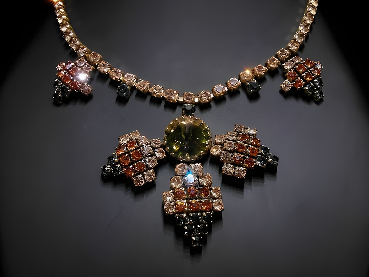 Pompöse Strasskette aus buntem Strassschmuck in goldfarbener Fassung, Länge 41-44 cm, Hersteller Juwelier Harnisch, mit funkelnden Details und einem zentralen Stein.