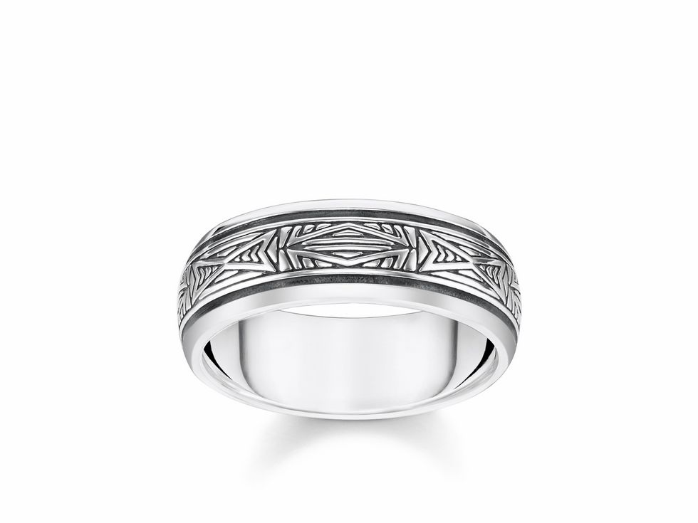 Herrenring von Thomas Sabo aus Sterling Silber in silberfarbener Ausführung, Größe 62, mit eingeprägtem, geometrischem Muster.