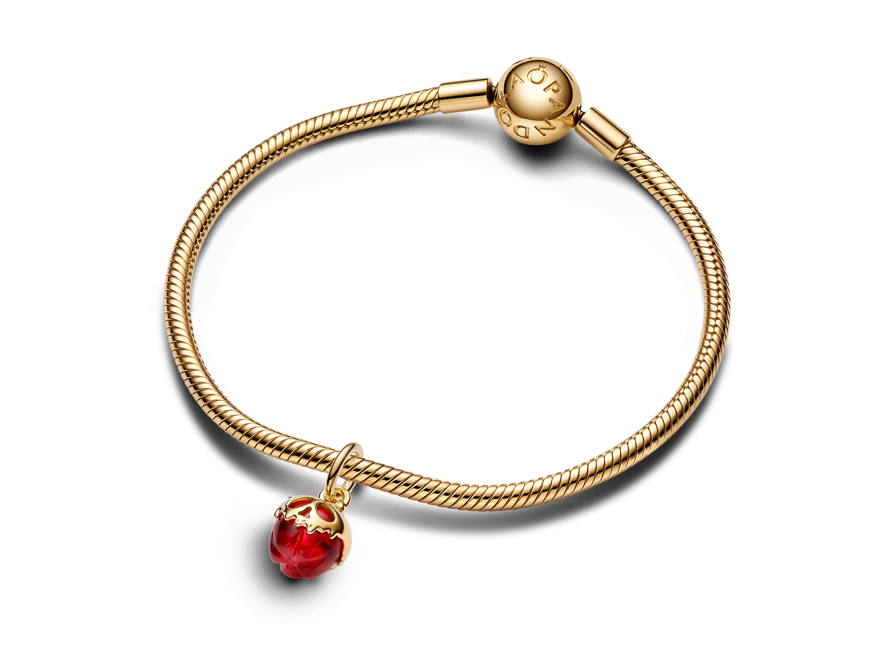 Der charm zeigt den vergifteten Apfel der bösen Königin aus der Disney Kollektion von Pandora, kunstvoll in rot und gold gestaltet, an einem eleganten goldenen Armband befestigt.