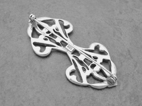 Silber Brosche ausdruckstark mit filigranem Design und Strassstein, nostalgisch, Hersteller Juwelier Harnisch, hochwertige Broschen.