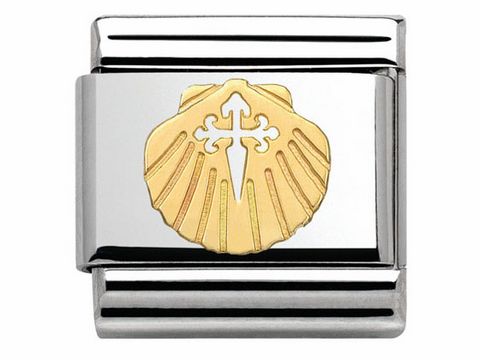 Das Bild zeigt ein Nomination Classic Bicolor Charm mit einem goldenem Muschel-Symbol und einem Kreuz in der Mitte, unterlegt von einem silbernen Hintergrund.