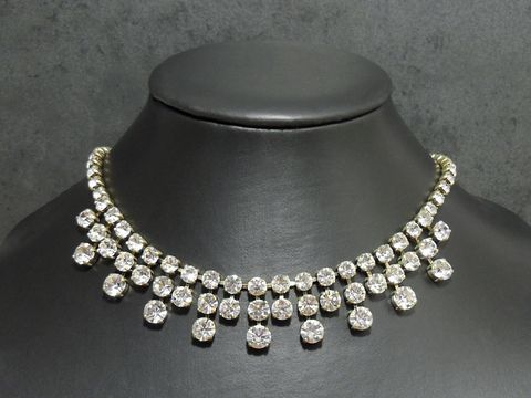 Schicke goldfarbene Strasskette mit weißen Steinen, Länge 42,5 bis 46 cm, Hersteller Juwelier Harnisch, goldfarbene Fassung, ideal für elegante Anlässe.