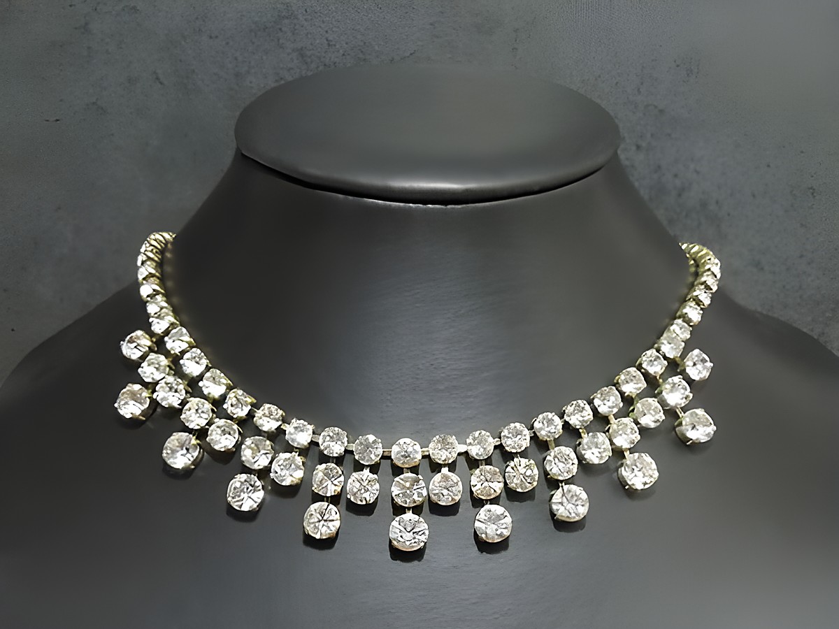 Schicke goldfarbene Strasskette mit weißen Steinen, Länge 42,5 bis 46 cm, Hersteller Juwelier Harnisch, goldfarbene Fassung, ideal für elegante Anlässe.