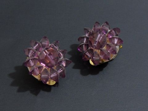 Strass Ohrclips in lila und goldfarben, hergestellt von Juwelier Harnisch, filigranes Design mit glitzernden Elementen, perfekt für elegante Anlässe.