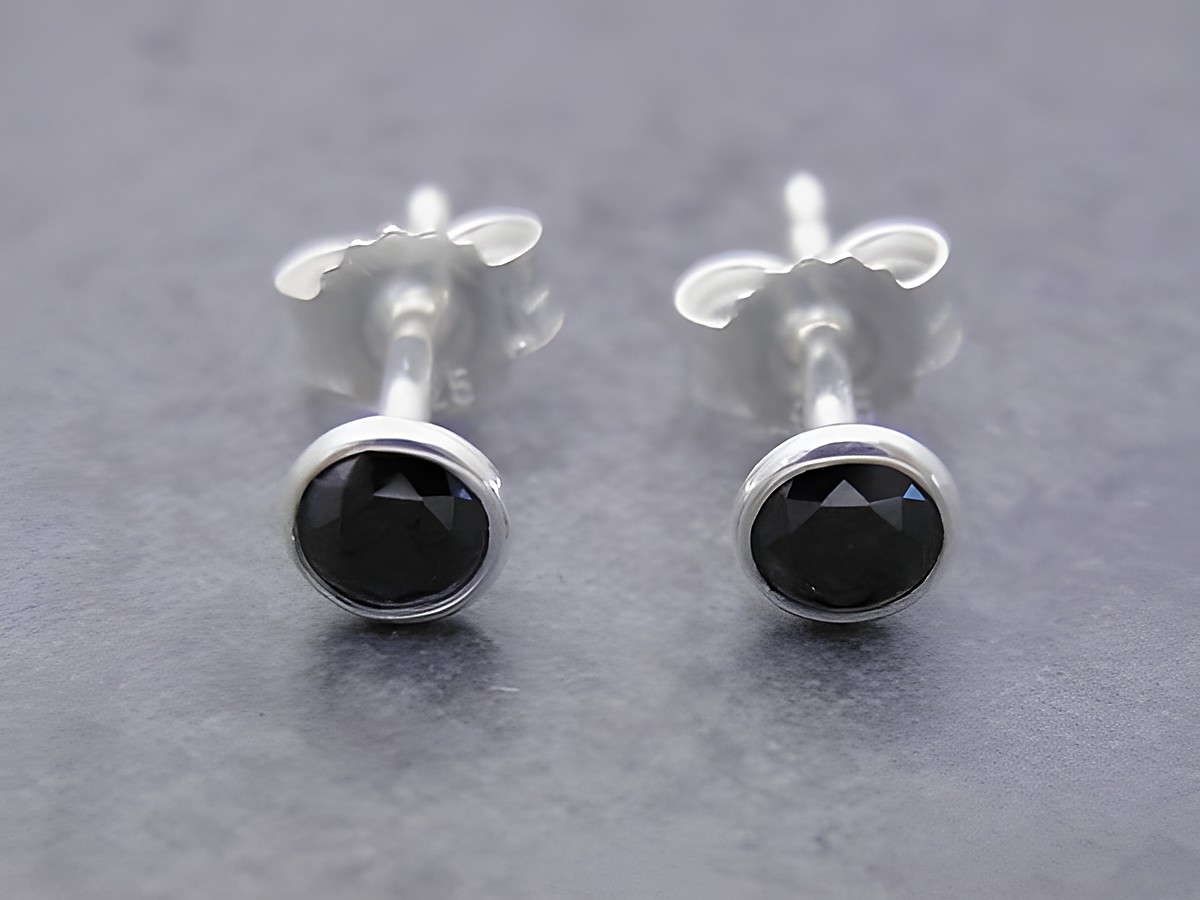 Ohrringe Kreis aus Sterling Silber mit ansprechendem schwarzen Zirkonia, Hersteller Juwelier Harnisch, elegant und zeitlos im Design. Ideal für jeden Anlass.
