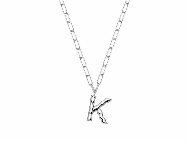 Xenox Sterling Silber Kette XS4150W/K mit einer Länge von 45 cm zeigt einen auftreffenden Buchstaben K als Anhänger, der elegant an einer feinen Gliederkette hängt.