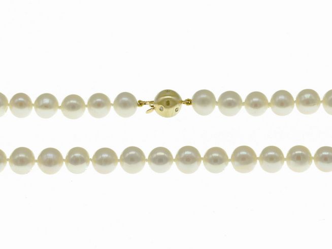 Perlenkette aus Süßwasser-Zuchtperlen in Weiß-Creme mit einem Durchmesser von 7,5-8 mm, Länge 43 cm, Gold 585 Verschluss, klassisches Design, Hersteller Juwelier Harnisch.