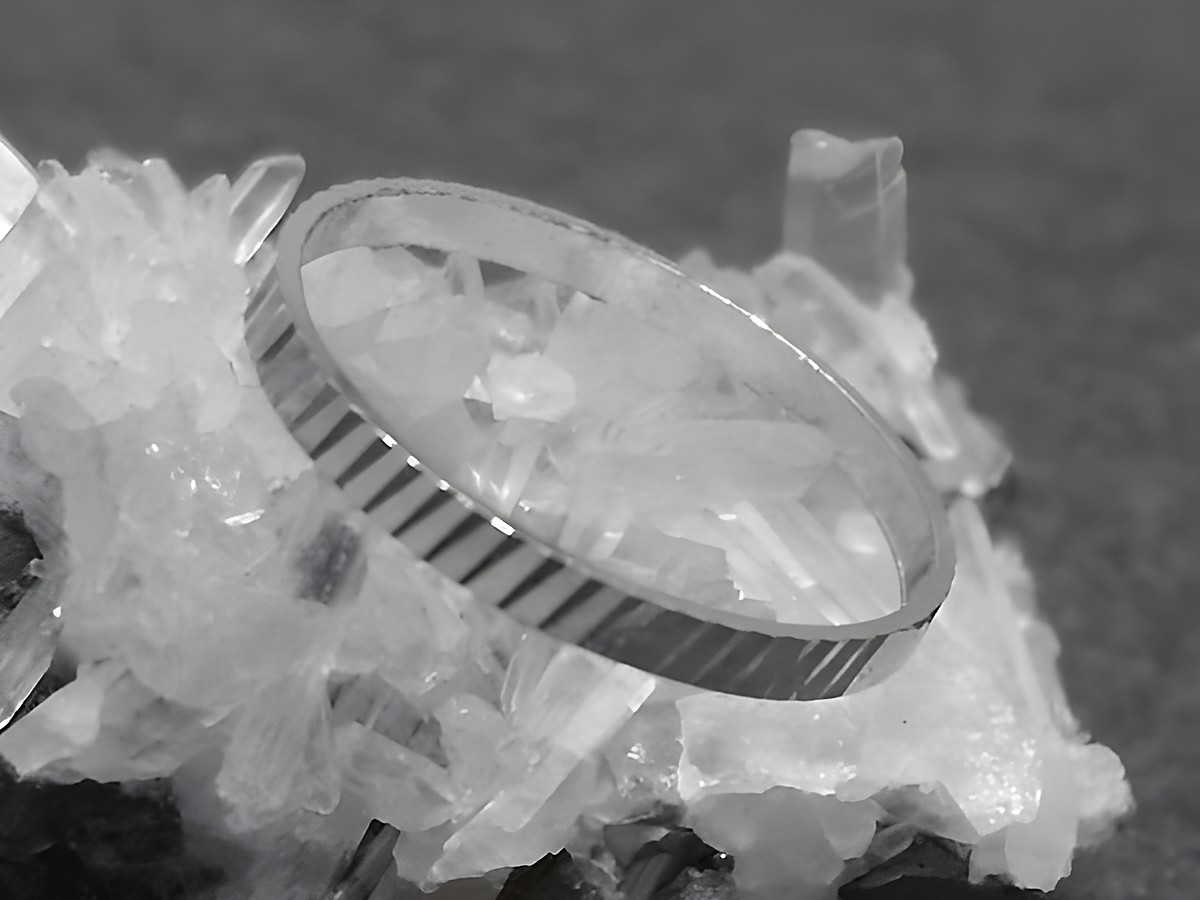 Silber Ring rhodiniert 2mm breit Größe 50 / 15,8mm auf einem Untergrund aus Kristallen, Hersteller Juwelier Harnisch, bis Größe 50 / 15,9.