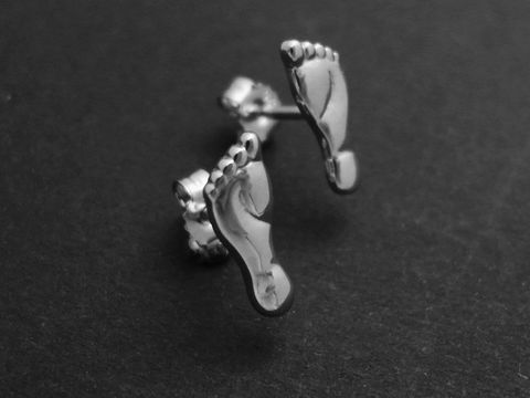 Niedliche Ohrstecker in Form von Füßen aus rhodiniertem Sterling Silber, Hersteller Juwelier Harnisch, ohne Stein, ideal für jeden Anlass.