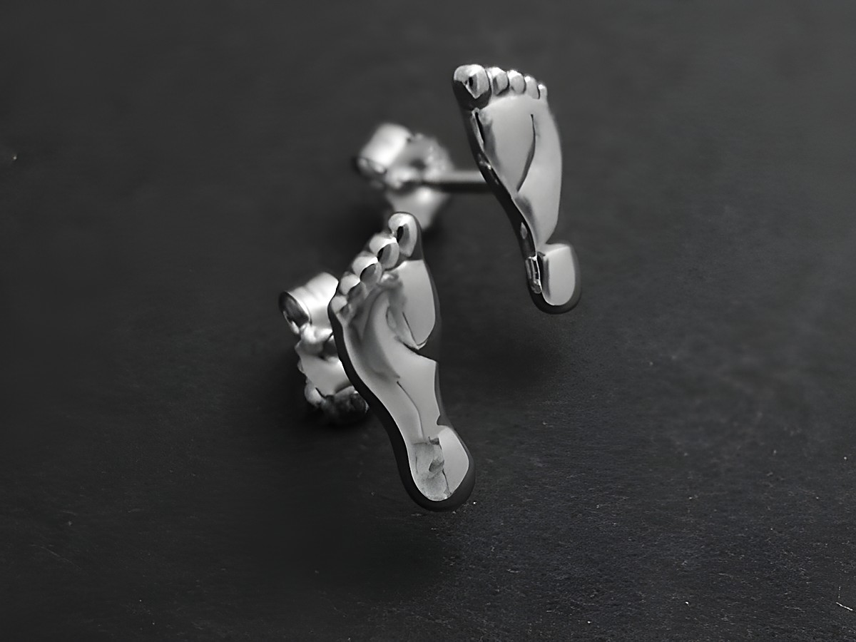 Niedliche Ohrstecker in Form von Füßen aus rhodiniertem Sterling Silber, Hersteller Juwelier Harnisch, ohne Stein, ideal für jeden Anlass.