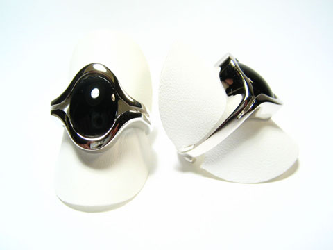 Feiner Designer Silber Ring rhodiniert mit schwarzem Onyx, verstellbar, präsentiert auf Ständern in einer neutralen Umgebung. Hersteller Juwelier Harnisch.