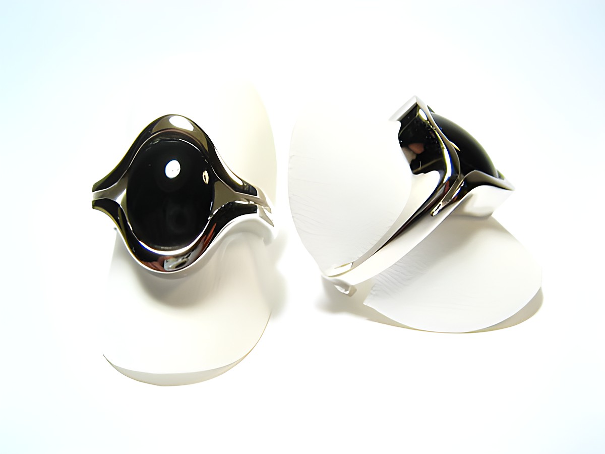 Feiner Designer Silber Ring rhodiniert mit schwarzem Onyx, verstellbar, präsentiert auf Ständern in einer neutralen Umgebung. Hersteller Juwelier Harnisch.