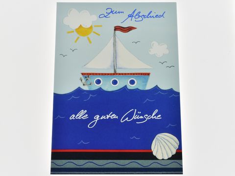 Abschiedskarte mit einem Segelboot auf ruhiger See, umgeben von Wolken und Sonne, farbenfroh gestaltet, mit dem Schriftzug zum Abschied und allen guten Wünschen, Hersteller Juwelier Harnisch.