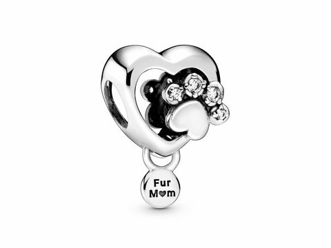 Charm von Pandora in Silber mit funkelndem Pfotenabdruck und Herzanhänger, versehen mit glänzenden Steinen und der gravierten Aufschrift Fur Mom. Ideal für Tierliebhaber.