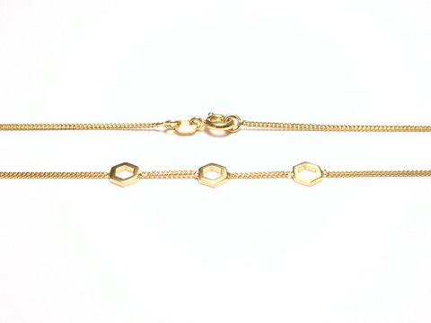 Kette aus Gold auf Silber mit Designer-Elementen von Juwelier Harnisch, 40 cm lang, verziert mit hexagonalen Anhängern, elegante und moderne Ausstrahlung.