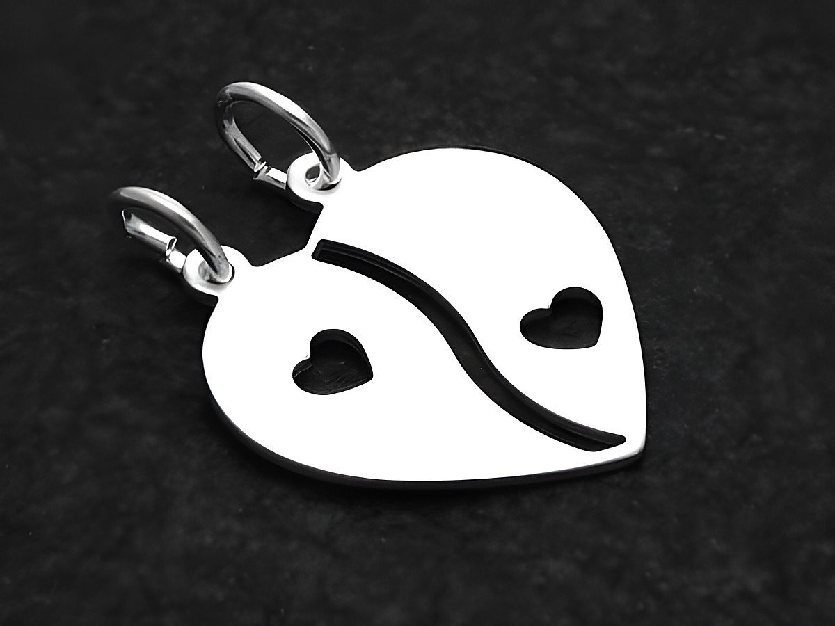 Teilmattierter Partnerherz Anhänger aus Sterling Silber mit zwei kleinen Herzen und einer geschwungenen Linie, gefertigt von Juwelier Harnisch, ideal für Partnerschaften.