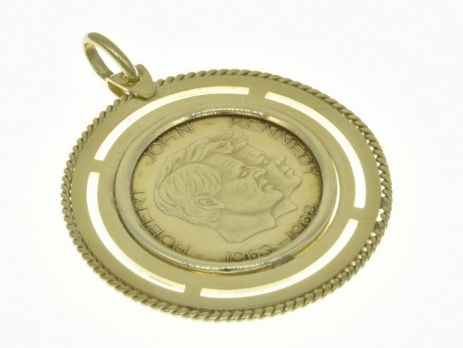 Münzfassung Anhänger aus 585 Gold mit Kordel und einem Durchmesser von 20,4 mm für Münzen, zeigt das Relief eines bekannten Portraits im Inneren. Hergestellt von Juwelier Harnisch.