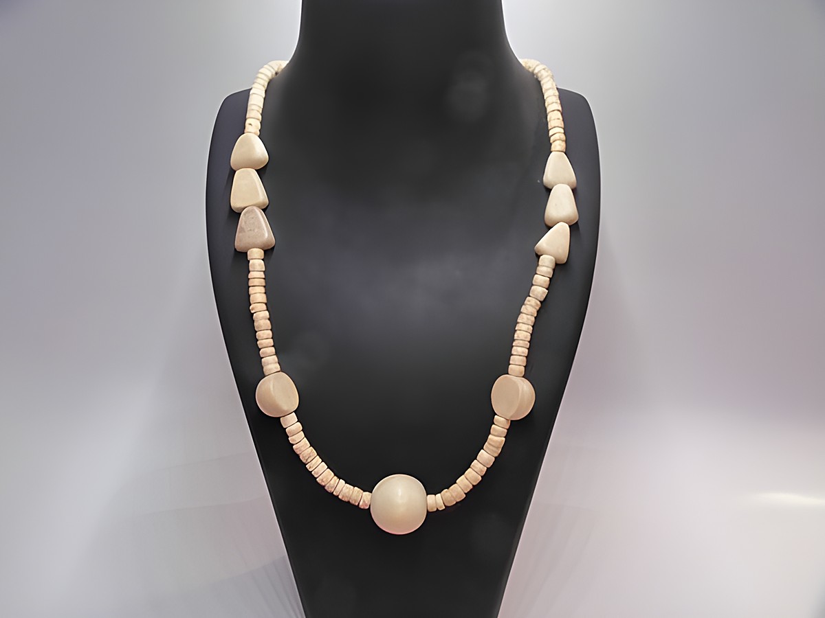 Holzkette Multiform 20 mm naturbraun 60 cm von Juwelier Harnisch, stilvolles Holzschmuckstück mit variierenden Formen und einer harmonischen Farbkombination. Ideal für jeden Anlass.