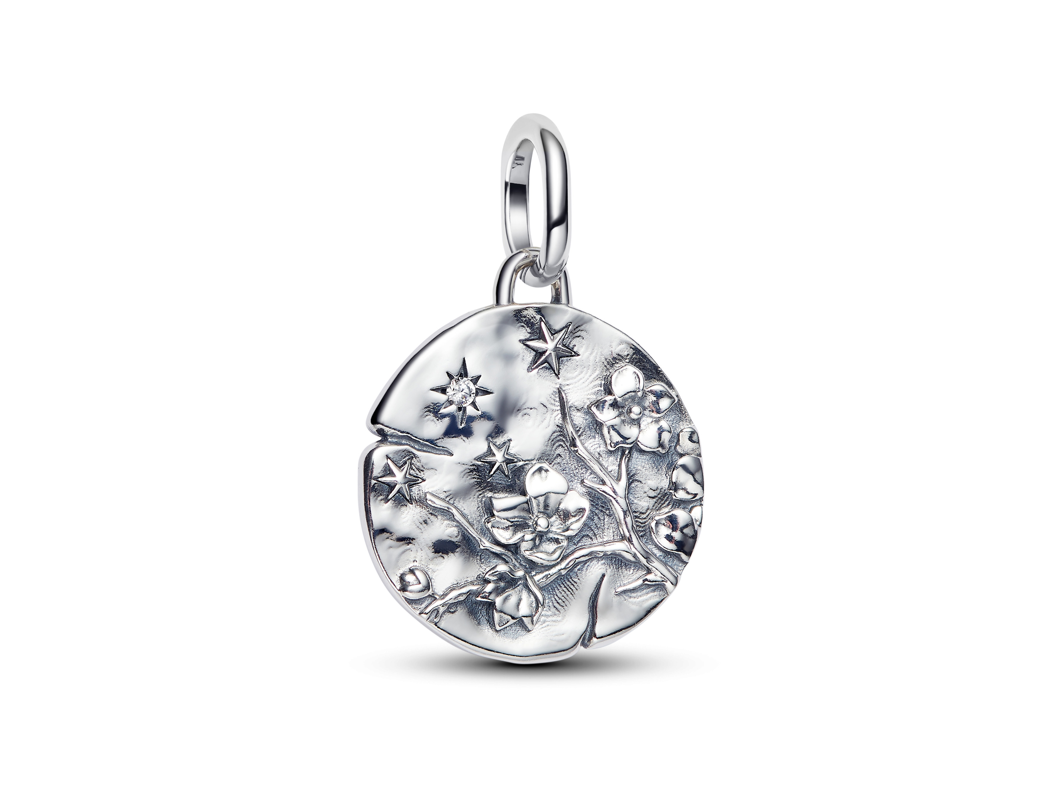 Ein runder Medaillon-Charm aus Sterling Silber mit Kirschblüten- und Sternenmotiv, verziert mit Zirkonia, von Pandora, Teil der Neuheiten, Modell 794085C01.
