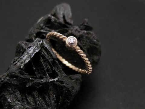 Gold Ring fein Gold 333 mit Diamant in Größe 53, Hersteller Juwelier Harnisch, bis Größe 54/17,5, elegant und zeitlos gestaltet.