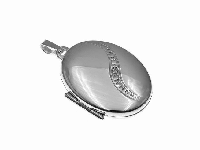Medaillon oval aus Sterling Silber mit Zirkonia, glänzender Oberfläche und filigraner Gravur, hergestellt von Juwelier Harnisch, ideal als persönliches Schmuckstück.