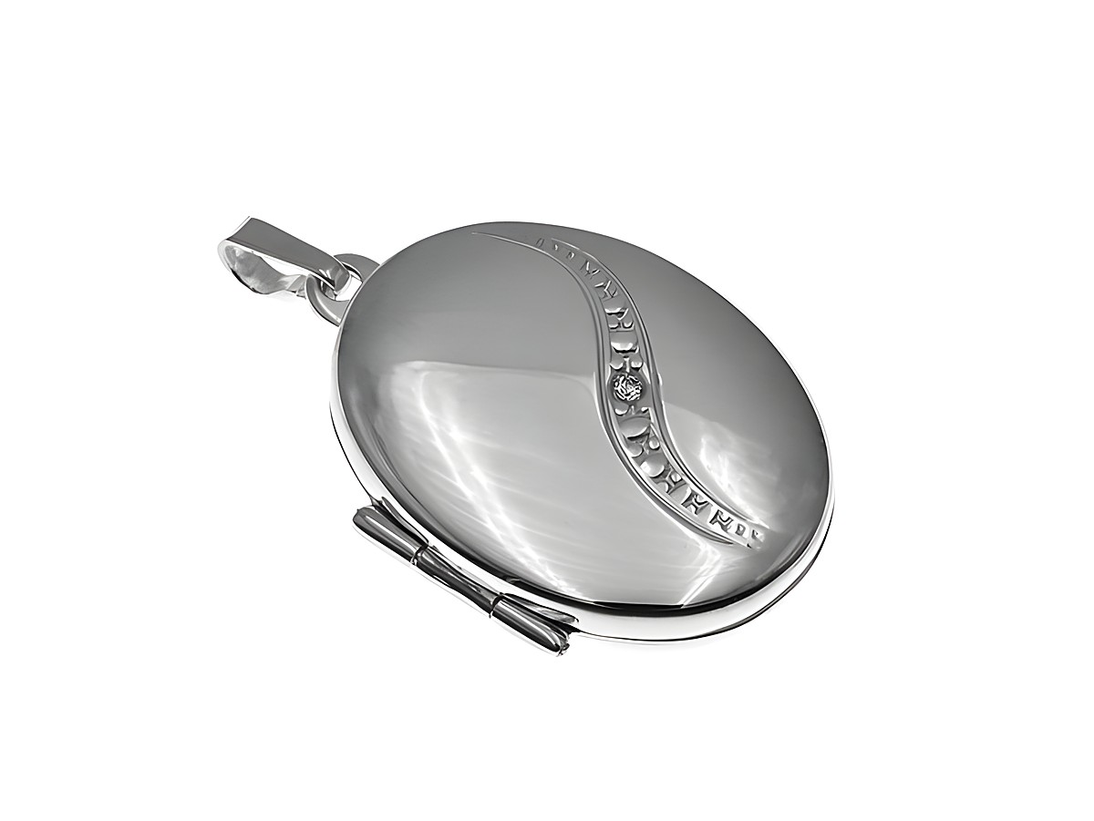 Medaillon oval aus Sterling Silber mit Zirkonia, glänzender Oberfläche und filigraner Gravur, hergestellt von Juwelier Harnisch, ideal als persönliches Schmuckstück.