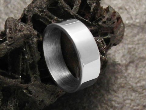 61174-0 Edelstahlring Größe 17/54,0 flach 6 mm poliert massiv Hersteller Juwelier Harnisch auf einer dunklen Unterlage.